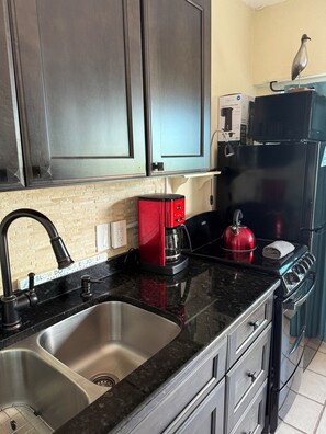 ثلاجة، ميكروويف، فرن، موقد طهي مسطح