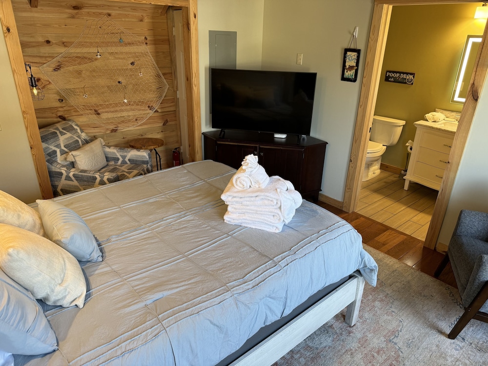 Awesome 1BR/2Bath Lakefront Home, w/kayaks & floating dock Lake Lure