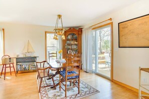 Interior - Martha's Vineyard Home w/ Deck < 1 Mi to Beach! (Oak Bluffs)