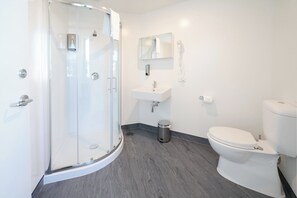 Classic Studio, 1 Queen Bed | Bathroom | Shower, towels, toilet paper