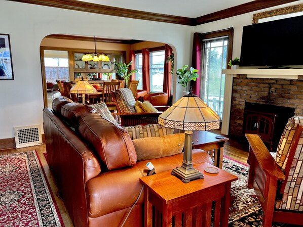 Smart TV, fireplace, books, offices