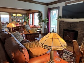 スマートテレビ、暖炉、書庫、書斎 / ワークスペース