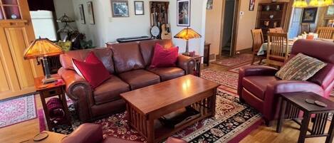 TV connectée, cheminée, livres, espaces bureaux