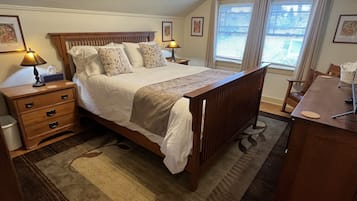 4 kamar tidur, meja kerja, setrika/meja setrika, dan tempat tidur bayi