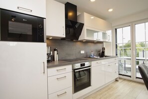 Kjøleskap, ovn, kokeplater og oppvaskmaskin