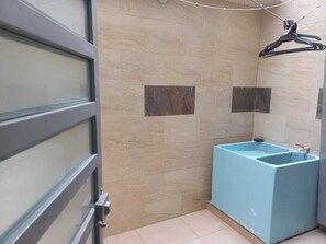 Toallas, jabón, papel de baño 