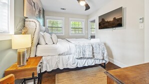 5 bedrooms, desk, iron/ironing board, WiFi (free) - Urban Escape: 5BR Retreat (Decatur)