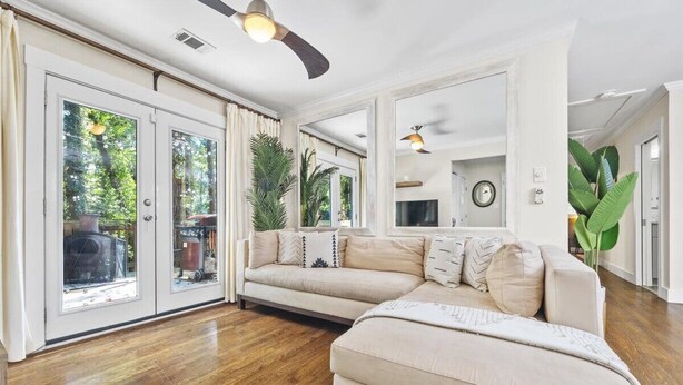 Smart TV, fireplace, stereo - Urban Escape: 5BR Retreat (Decatur)