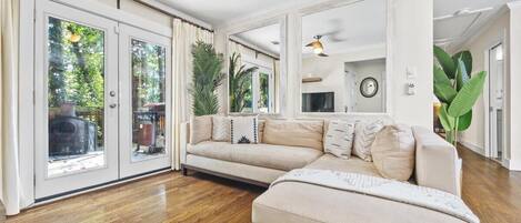 تلفزيون ذكي، مدفأة، ستيريو