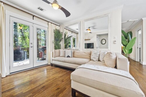 Urban Escape: 5BR Retreat