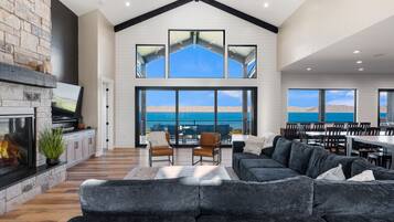 Smart TV, fireplace, table tennis, stereo