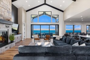 Smart-tv, een open haard, een tafeltennistafel en een stereo