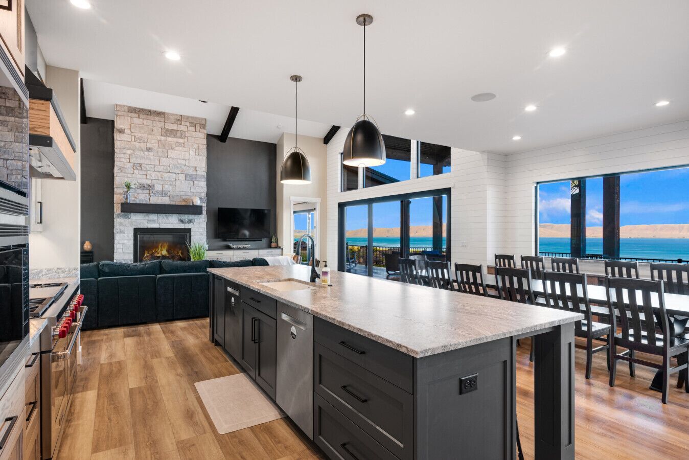 Jääkaappi, mikroaaltouuni, uuni, liesi