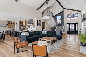 Smart TV, fireplace, ping pong, stereo - Lake Haven-11 Bedrooms - Sleeps 70+ - Indoor slide (Fish Haven)