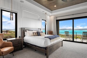 11 slaapkamers, een bureau, een strijkplank/strijkijzer, reisbedje