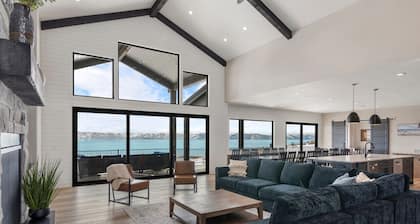 Lake Haven-11 Bedrooms - Sleeps 70+ - Indoor slide