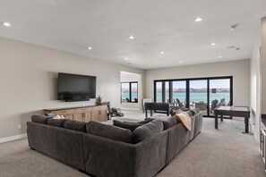 Smart TV, fireplace, table tennis, stereo