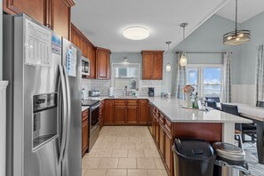 Kjøleskap, mikrobølgeovn, ovn og kokeplater