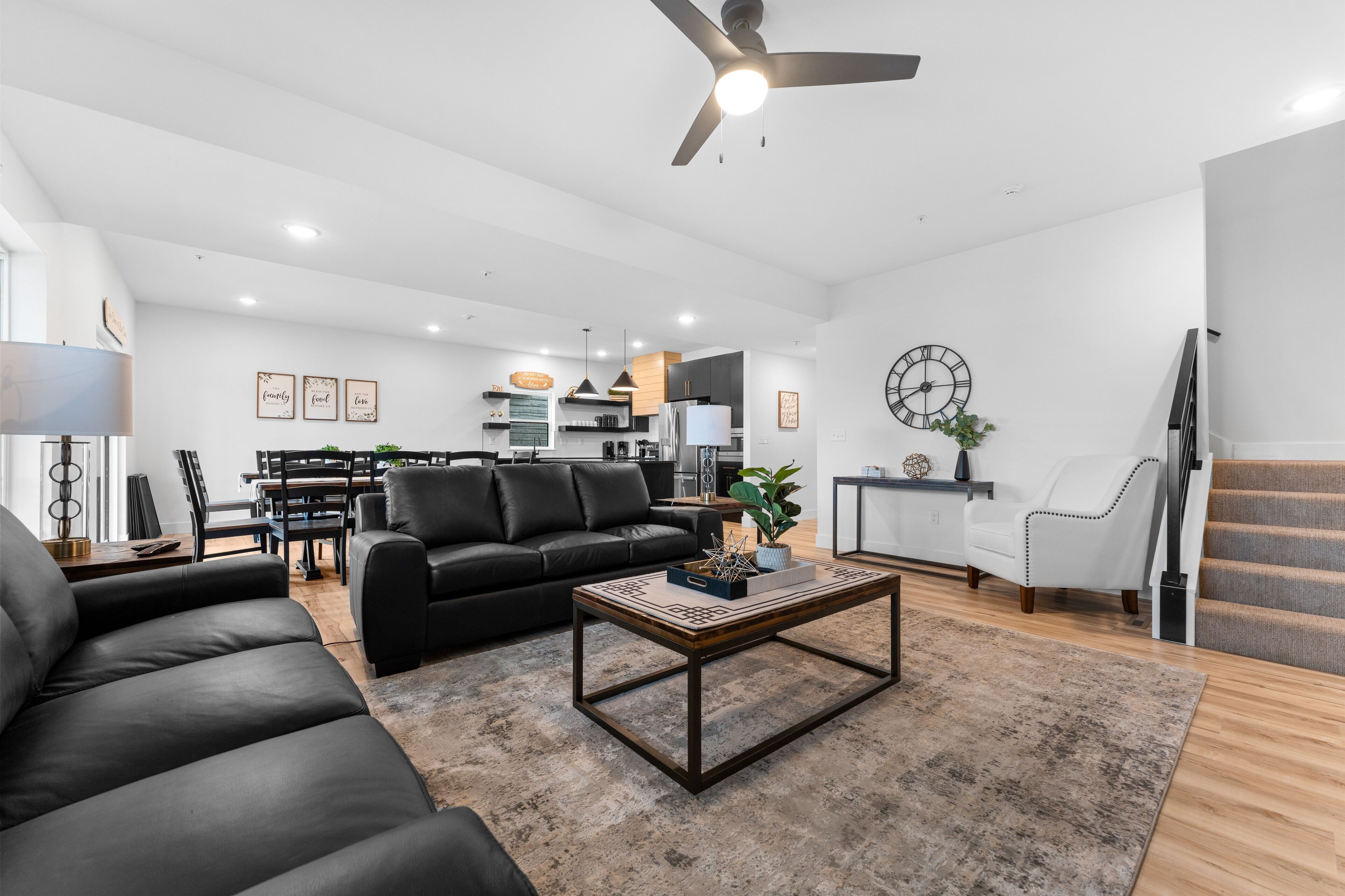 Casa de campo, varias habitaciones | Área de sala de estar | Smart TV 