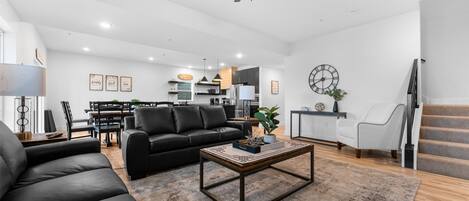 Casa de campo, vários quartos | Área de estar | Smart TV