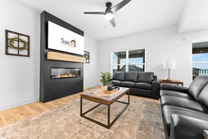 Living area - Cedar Shores 7 Bedroom Home by RedAwning (Hollister)
