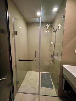 Shower, hair dryer, bidet, towels - SCENIC Manila Bay retreat nestled in Entertainment City across Okada & near NAIA (Parañaque)