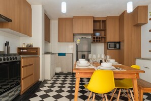 Refrigerador, microondas, cafetera y tetera y tetera eléctrica 