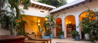 6 Bedroom Charming Colonial House With Pool