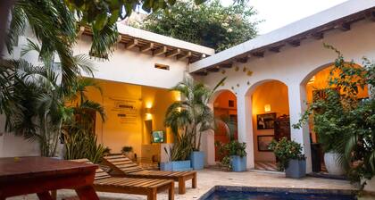 6 Bedroom Charming Colonial House With Pool