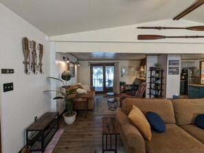 Älytelevisio, takka, videopelejä, DVD-soitin