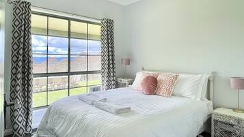 5 bedrooms, iron/ironing board, WiFi, bed sheets