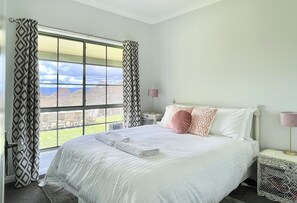 5 bedrooms, iron/ironing board, WiFi, bed sheets