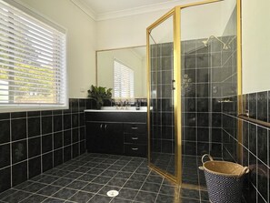 Hair dryer, towels, soap, toilet paper - Jenolan Luxury Farm Stay in Blue Mountains (Good Forest)