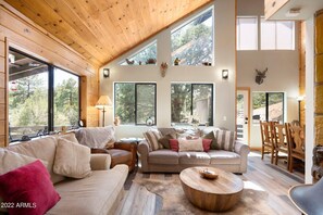 Una Smart TV, una chimenea