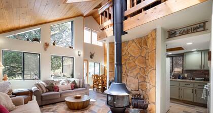 Cozy cabin under the stars. Mountaintop views, seclusion and WI-FI.