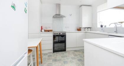 Amazing Beachside 2BD Family Home with Garden