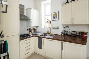 Frigorífico, microondas, horno y lavavajillas