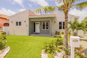 Exterior - Beautiful 3BR2BA, Amazing Location w/ Private Pool (Noord)