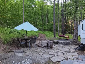 Outdoor dining - 2-bedroom camper cottage Close to many outdoor activities and small towns. (Johnsonburg)