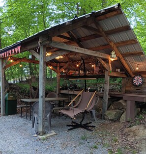 Outdoor dining - 2-bedroom camper cottage Close to many outdoor activities and small towns. (Johnsonburg)