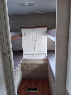 2 bedrooms, bed sheets, wheelchair access - 2-bedroom camper cottage Close to many outdoor activities and small towns. (Johnsonburg)