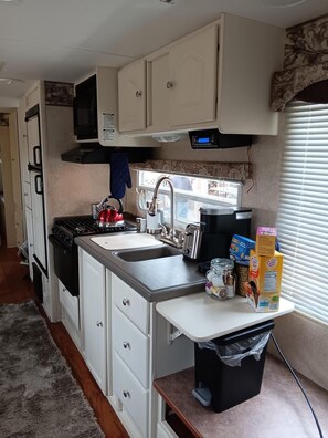 Jääkaappi, mikroaaltouuni, uuni, liesi