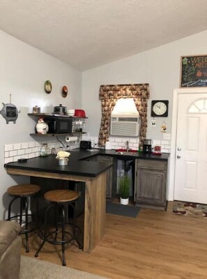 Kühlschrank, Mikrowelle, Wasserkocher mit Kaffee-/Teezubehör, Toaster