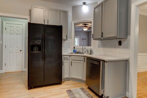 Fridge, microwave, oven, stovetop - Beautiful Home Near Downtown With Game Room! (Raleigh)
