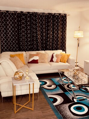 Smart TV - Cozy 1BD Condo unit at the Heart of Edmonton. (Edmonton)