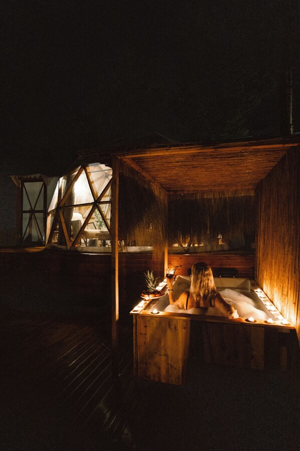 Bungalow Deluxe | Baño | Tina de hidromasaje, regadera tipo lluvia, amenidades de baño gratuitas