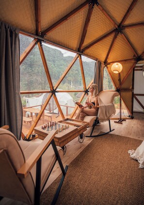 Bungalow Deluxe | Área de sala de estar | Televisión LCD de 22 pulgadas con canales vía satélite