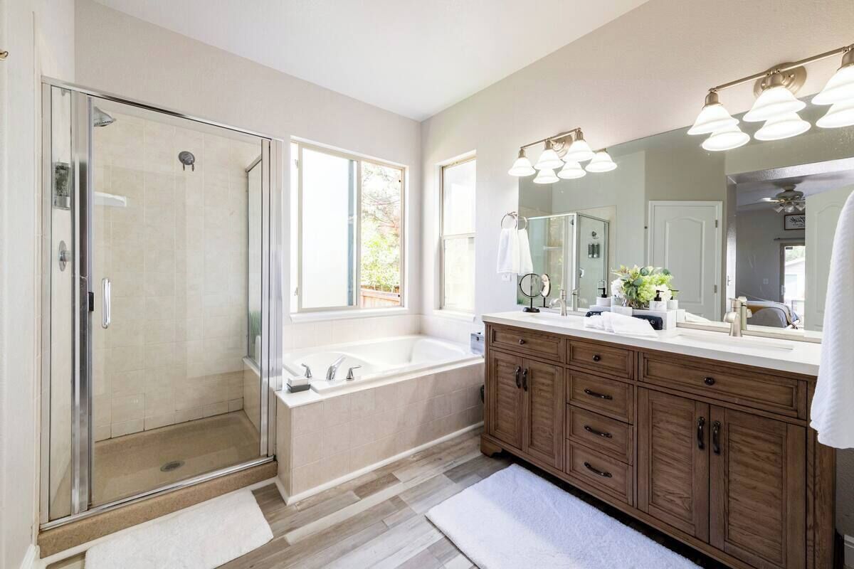 Shower, jetted tub, hair dryer, towels