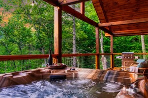 Outdoor spa tub - New Smoky Mtn Cabin, Spectacular Theater & Game Rm! (Sevierville)