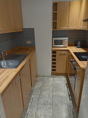 Oven, stovetop, dishwasher, cookware/dishes/utensils